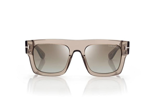 SQUARE ACETATE STYLE FAUSTO SUNGLASSES WITH BOLD DESIGN AND METAL 'T' TEMPLE DECORATION. Front view.