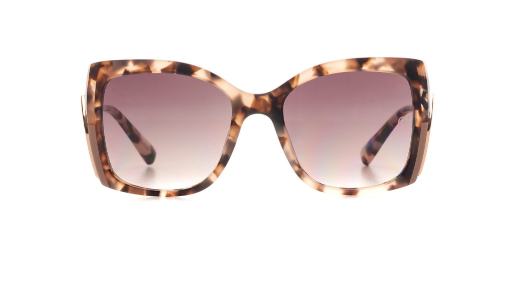 This classic rectangular Ana Hickmann sunglass comes in a brown turtle shell print acetate frame, rose gold metal wavy temples with acetate ends. Brown graduated lenses. Front view.
